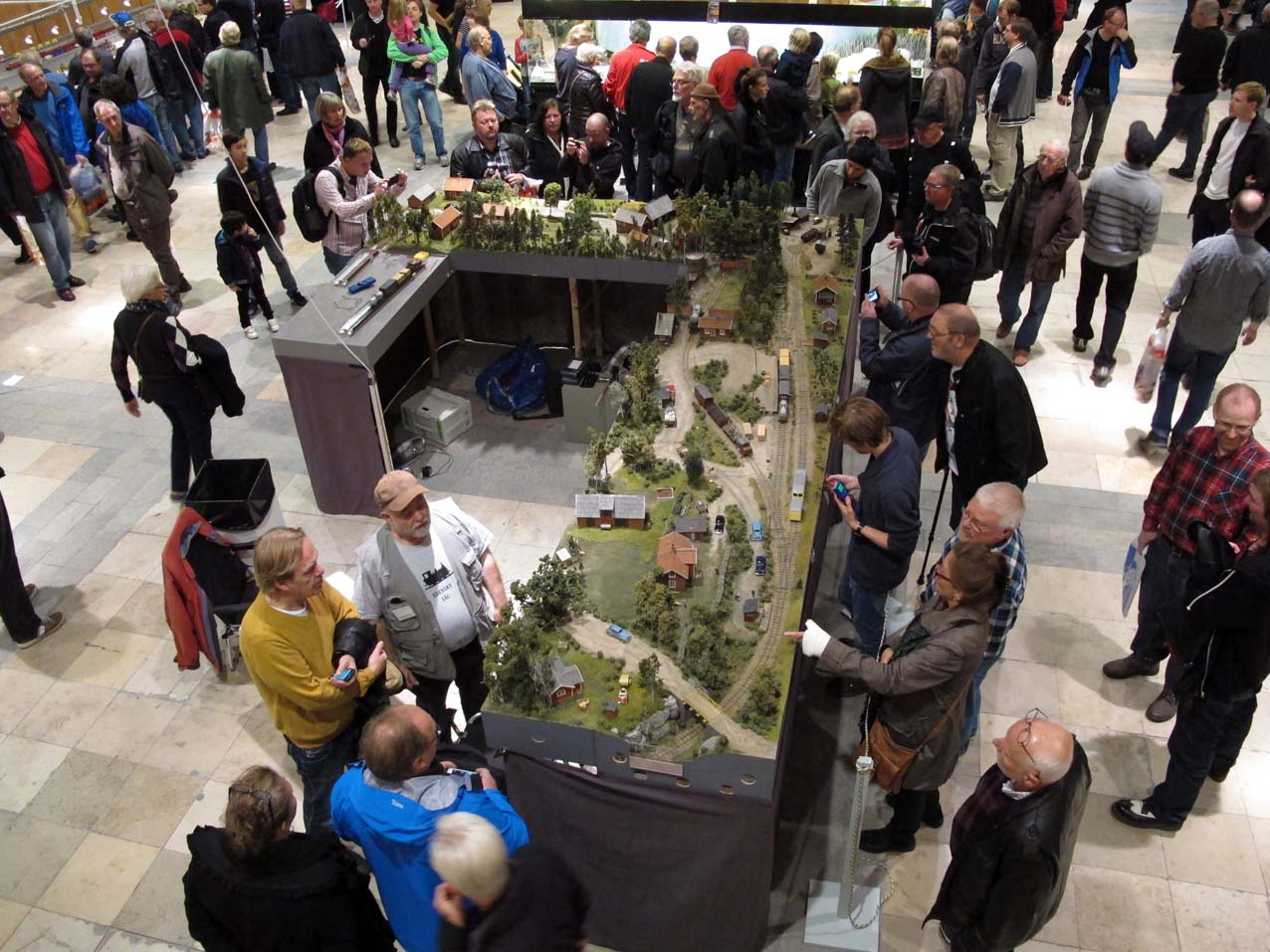 Mycket folk runt banan på Stockholmmässan, här ser man att fiddelyarden är obevakad för ögonblicket vilket ställde till lite bekymmer vid trafikeringen.