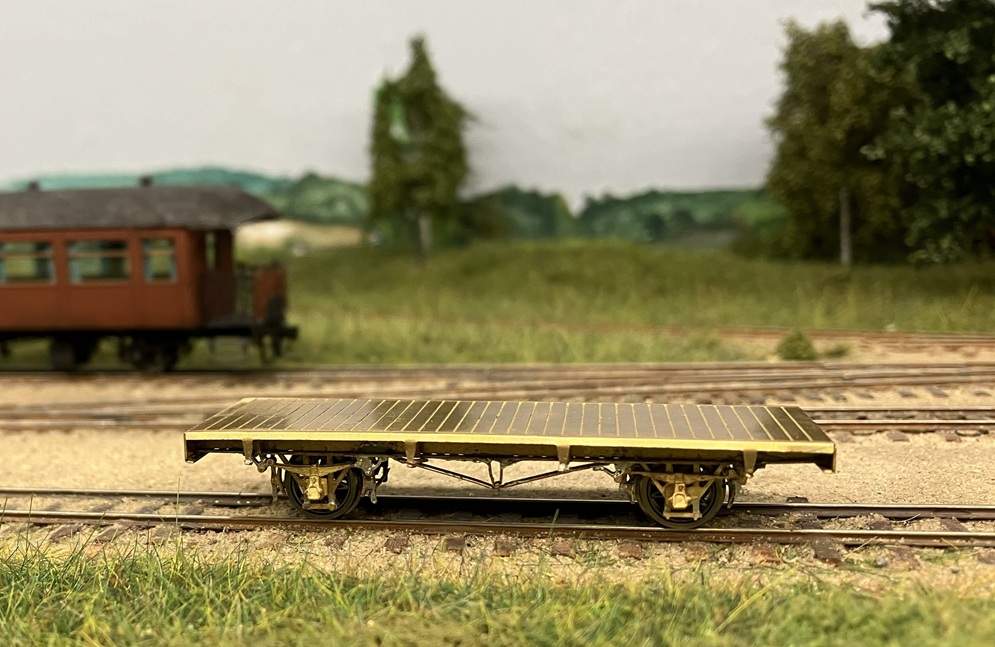 Själv löder jag ihop en så alldaglig sak som en smalspårig NN-vagn, men sådana behövs ju ett antal i trafiken. Här provrullar den på MMJK´s anläggning;
